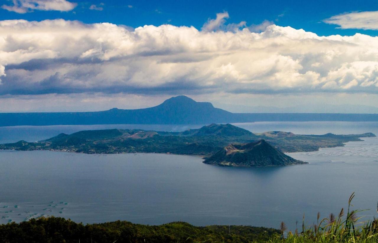 Cityland Tagaytay Taal Lake View City View Free Pool Parking Studios With Balcony Are City View タガイタイ エクステリア 写真