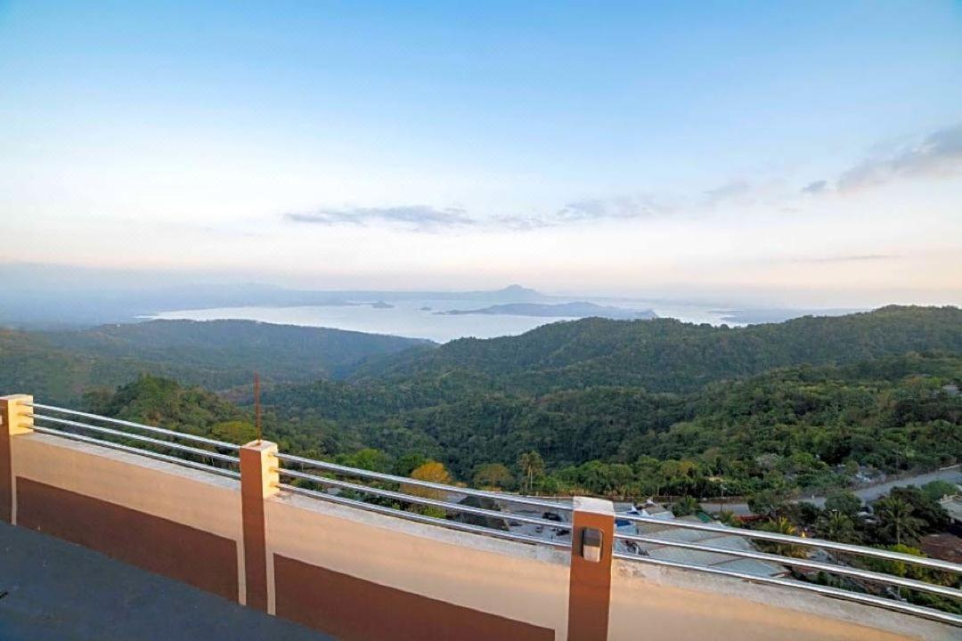 Cityland Tagaytay Taal Lake View City View Free Pool Parking Studios With Balcony Are City View タガイタイ エクステリア 写真