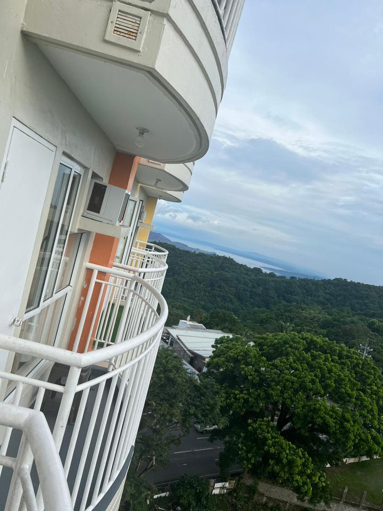 Cityland Tagaytay Taal Lake View City View Free Pool Parking Studios With Balcony Are City View タガイタイ エクステリア 写真