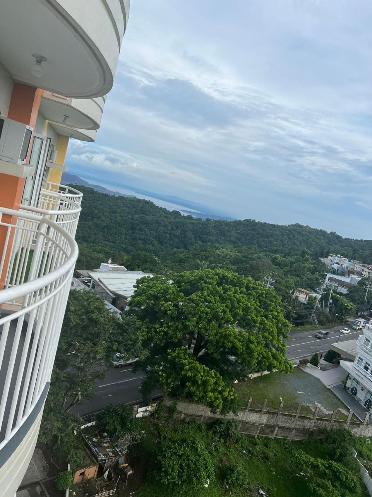 Cityland Tagaytay Taal Lake View City View Free Pool Parking Studios With Balcony Are City View タガイタイ エクステリア 写真