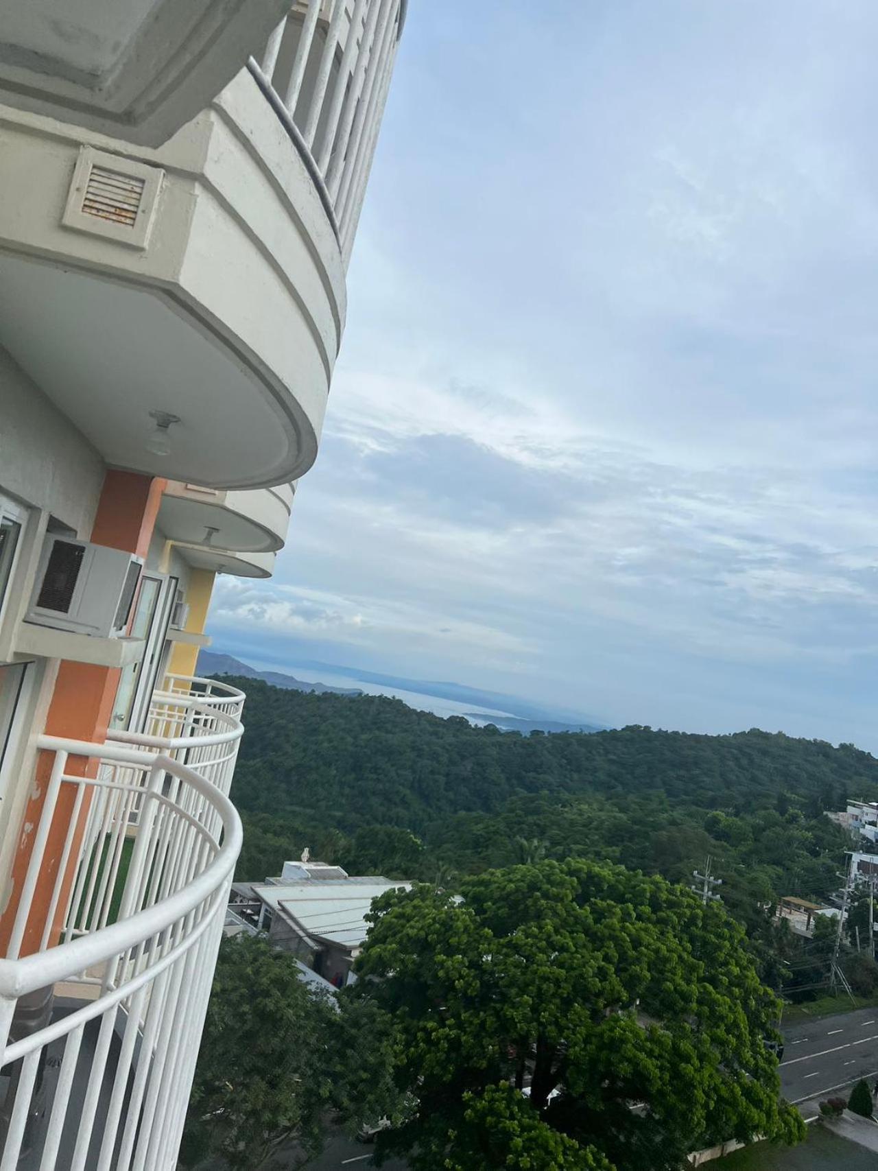 Cityland Tagaytay Taal Lake View City View Free Pool Parking Studios With Balcony Are City View タガイタイ エクステリア 写真